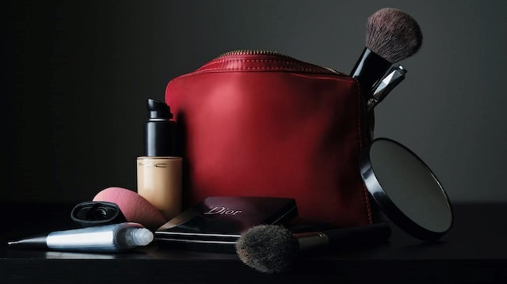 Ce tipuri de produse trebuie să conţină geanta ta de make-up pentru a avea totul la îndemână oricând